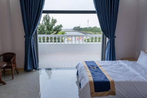 Ένα ή περισσότερα κρεβάτια σε δωμάτιο στο Quoc Vinh Hotel