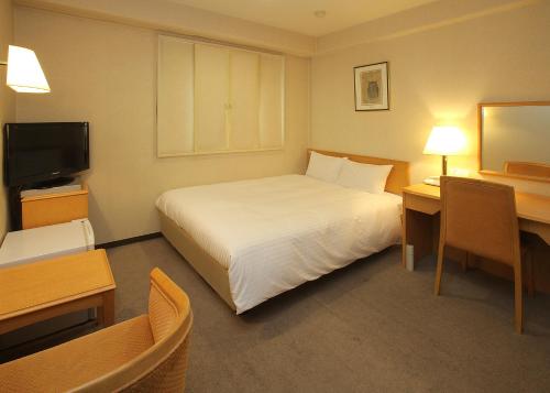 Ліжко або ліжка в номері Smile Hotel Fukuoka Okawa