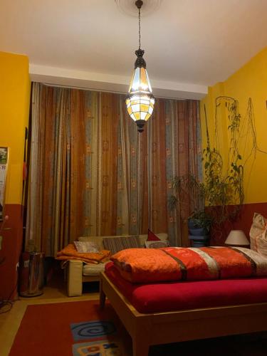 1 dormitorio con cama y lámpara de araña en Mediterranean Room - Private Room, en Mannheim