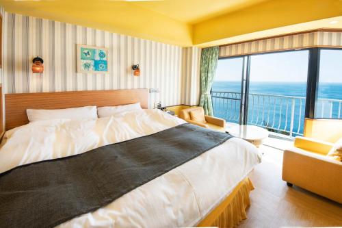 En eller flere senge i et værelse på Nagasaki Chapel Coconuts Hotel ＆Resort