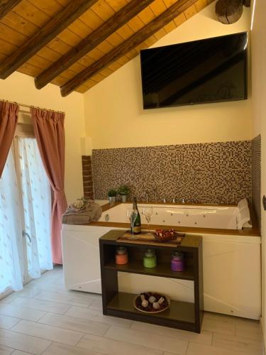 a kitchen with a tub and a television on the wall at Agriturismo Le Risaie in Basiglio