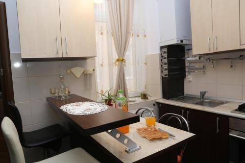 een kleine keuken met een tafel met eten erop bij Balcescu Alina's apartament in Sibiu