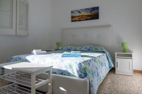 カヴァ・ダリーガにあるMaredaligaの小さなベッドルーム(ベッド1台、テーブル付)