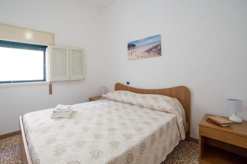 カヴァ・ダリーガにあるMaredaligaのベッドルーム(ベッド1台、窓付)