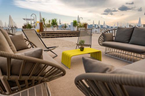 Ruang duduk di Carlton Cannes, a Regent Hotel