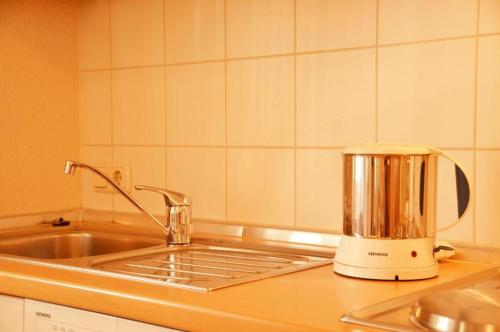 a blender sitting on a counter next to a sink at Landhaus Braband Ferienhaus - Rugenbargsweg 23 in Cuxhaven