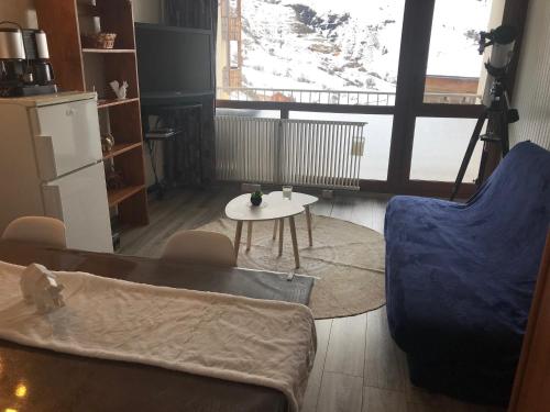 ein Wohnzimmer mit einem Sofa und einem Tisch in der Unterkunft Appartement Orcières Merlette Résidence LE DRAC pour 5 personnes in Orcières