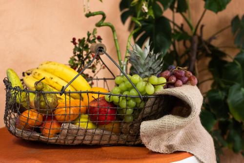 a basket of fruit sitting on top of a table at Pension Zur Krone in Martinfeld