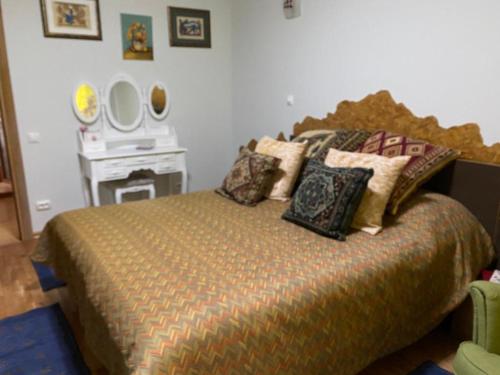 Simeria的住宿－CASA DE SUB MAGURA，一间卧室配有一张大床和枕头
