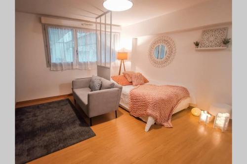 um quarto com uma cama, um sofá e uma cadeira em Le Confortable-Cosy studio à 3 minutes du métro em Pantin