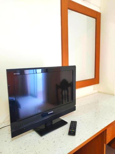 Una televisión o centro de entretenimiento en โรงแรมวิจิตรพร อุบล VJP Hotel Ubon