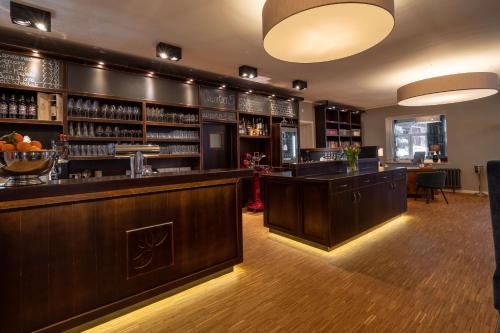 a bar in a restaurant with a counter at QUARTIER 5 Hotel & Restaurant, Sächsische Schweiz in Kurort Gohrisch
