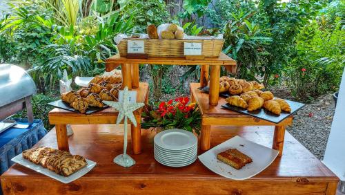 uma mesa com vários tipos de pão e pastelaria em Diani Sea Resort - All Inclusive em Praia de Diani