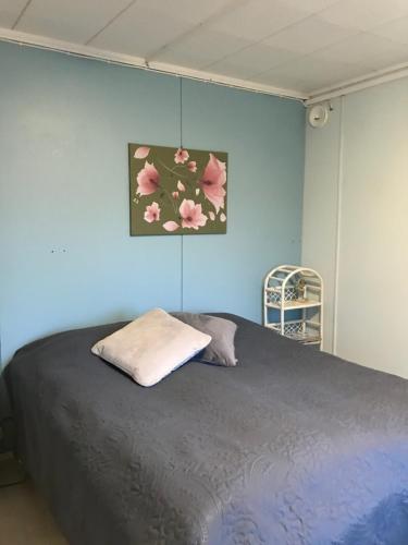 サッラにあるKairalan Kievariのベッドルーム1室(ベッド1台付)が備わります。壁には絵画が飾られています。