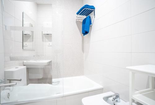 een witte badkamer met een douche en een wastafel bij 024 - Blue Dreams Penthouse Tabarca - comfortHOLIDAYS in Arenales del Sol