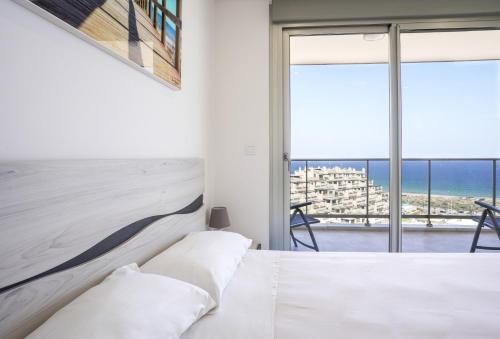 een slaapkamer met een bed en uitzicht op de oceaan bij 024 - Blue Dreams Penthouse Tabarca - comfortHOLIDAYS in Arenales del Sol
