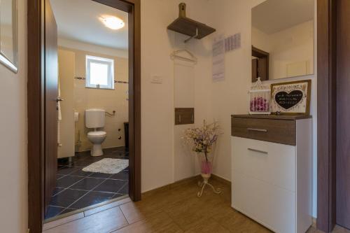 Et badeværelse på Kuca Ujdenica