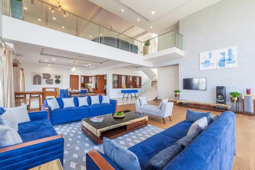 Μια τηλεόραση ή/και κέντρο ψυχαγωγίας στο StayVista's White Pebbles - A Villa with Theater Room & Swimming Pool