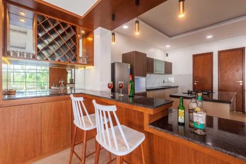 Η κουζίνα ή μικρή κουζίνα στο StayVista's White Pebbles - A Villa with Theater Room & Swimming Pool