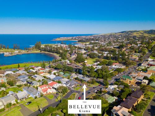 eine Luftansicht eines Vororts mit Meerblick in der Unterkunft Bellevue Accommodation in Kiama