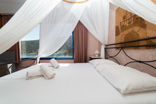 Postel nebo postele na pokoji v ubytování Natassa Apartments Penthouse sea view 30m from sea