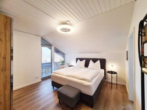 een slaapkamer met een groot bed en een groot raam bij Ferienwohnungen Sommer in Bayerisch Gmain