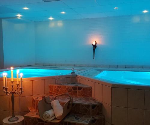 einen großen Pool mit blauen Lichtern in einem Zimmer in der Unterkunft Green Door Hotel in Söderåkra