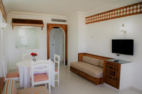 a living room with a couch and a table at Residence Ain Meriem in Bizerte