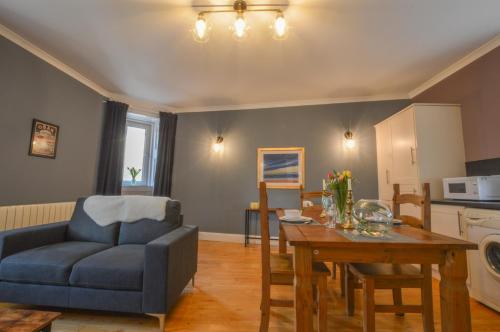Kuchyň nebo kuchyňský kout v ubytování The Gallery Apartment - Spacious, Town Centre, Walkable to Ferry Terminal,