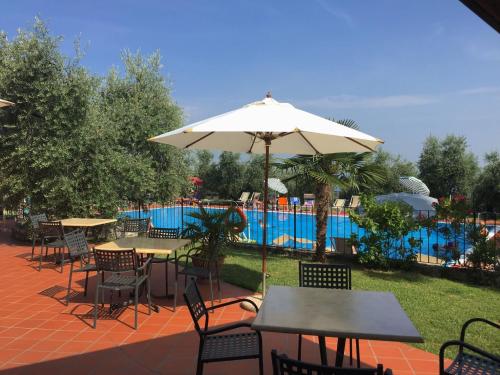 Poolen vid eller i närheten av Splendid holiday home in Soiano del lago with furnished patio