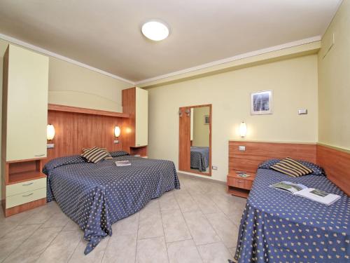 Splendid holiday home in Soiano del lago with furnished patio tesisinde bir odada yatak veya yataklar