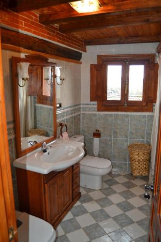 a bathroom with a sink and a toilet at Casa Rural Generoso in Madroñal