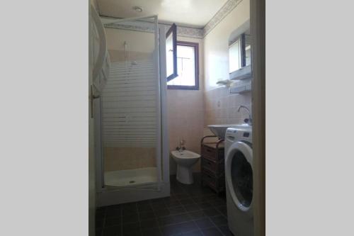 a bathroom with a washing machine and a sink at MAISON 3 CHAMBRES SUR UNE DUNE A 50 M DE LA PLAGE in La Tranche-sur-Mer