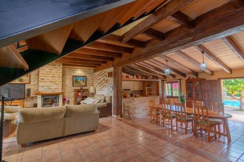 Casa con piscina a 1 km del mar y del pueblo