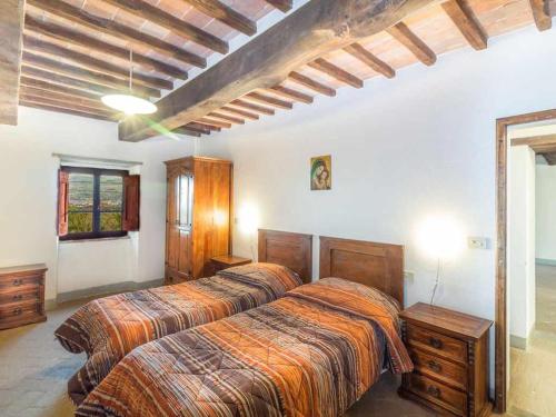 聖塞波爾克羅的住宿－Villa Santarsa con piscina privata，一间卧室,配有两张床