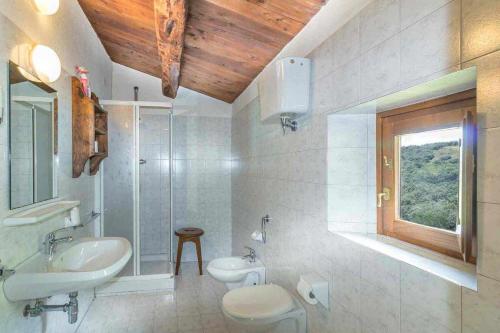 Bilik mandi di Villa Cungi con piscina privata
