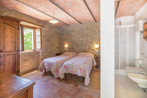 - une chambre avec 2 lits et un lavabo dans l'établissement Villa Cungi con piscina privata, à Misciano