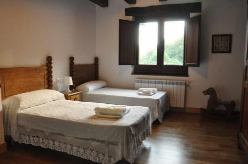 a bedroom with two beds and a window at Casa rural Barbenea in Oronoz-Mugaire