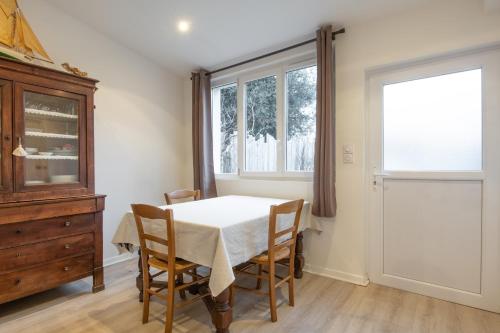une salle à manger avec une table et des chaises et une fenêtre dans l'établissement Côté Jade, à Saint-Michel-Chef-Chef