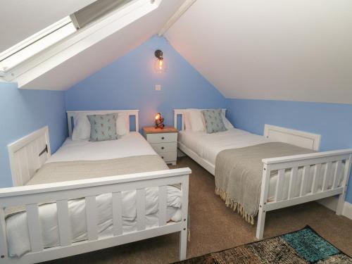 מיטה או מיטות בחדר ב-Sunshine Cottage
