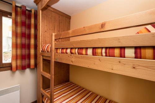 a bunk room with two bunk beds in a cabin at Résidence Le Chamois d'Or in Val Thorens