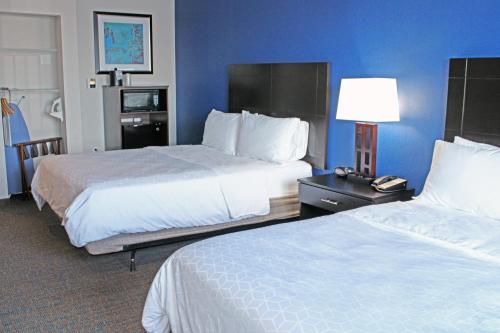 a hotel room with two beds and a lamp at Holiday Inn Express & Suites Bakersfield Airport by IHG in Bakersfield