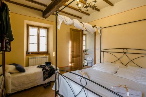 1 Schlafzimmer mit 2 Betten und einem Kronleuchter in der Unterkunft Bellavista in Cortona