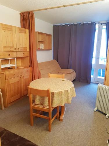 Cette petite chambre comprend une table et un lit. dans l'établissement Studio confortable avec vue sur la montagne à Vars - 23 m², à Vars