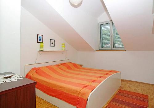 a bedroom with a bed and a window at Apartments Tomašić in Smokvica