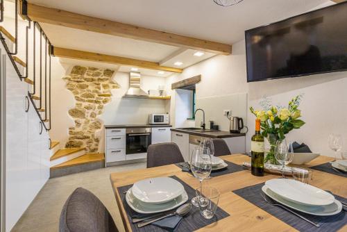 a kitchen and dining room with a table and chairs at Casa Amelia in Pican in Pićan