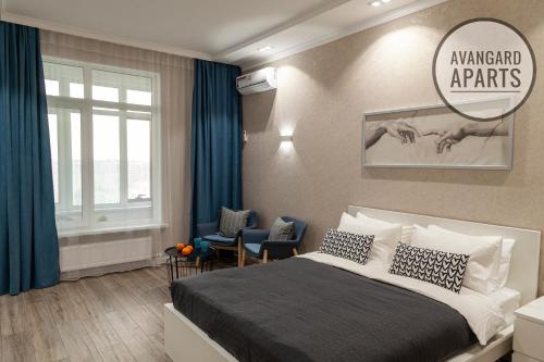 1 dormitorio con 1 cama grande y cortinas azules en Avangard Aparts - Zaman-1 en Atyraū