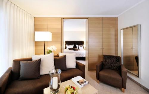 a living room with a couch and a bedroom at Giardino Marling in Merano