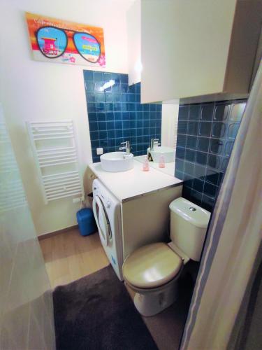 une salle de bain avec toilettes et lavabo dans l'établissement ꔣᨐ La mer au bout du jardin - Parking privé - Wifi ᨐꔣ, à La Grande Motte