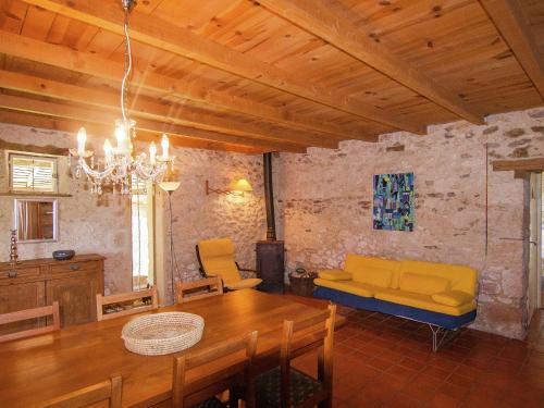 un salon avec une table à manger et un canapé dans l'établissement Holiday Home near Bergerac Vineyards, à Pomport